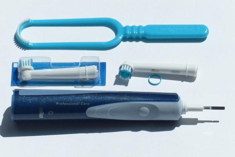 Can You Recycle Toothbrush Heads In The UK? - Naturaler